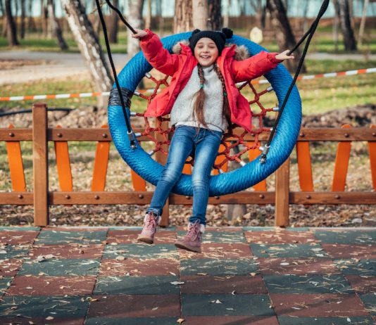 Suelo tatami puzzle happy-child-girl-swing-little-kid-playing-autumn-pack