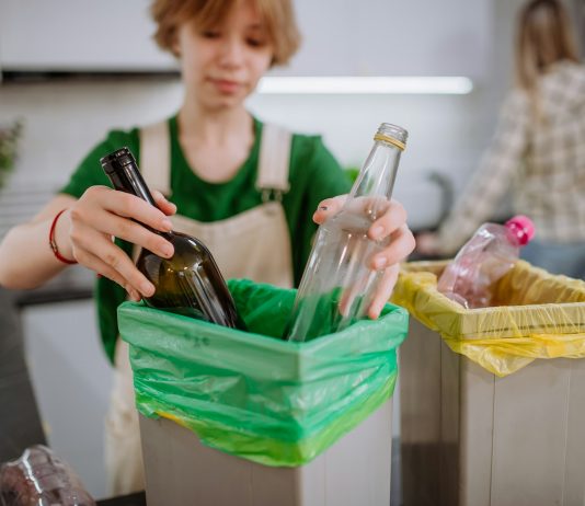 Advantages of Pedal-operated Trash Cans – Features of Choice person putting trash into bin