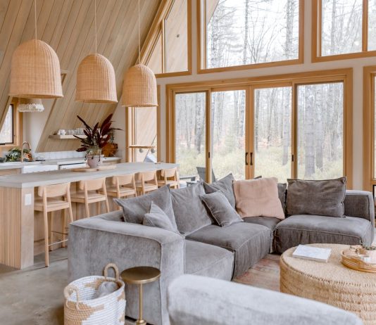 Les Chaises Scandinaves : Simplicité et Élégance Inspirées du Nord cozy-modern-cabin-interior-with-large-windows